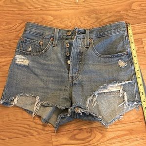 Women cutoff Levi’s shorts SZ 26
